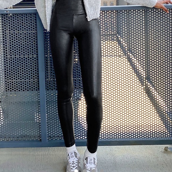 Aritzia Daria Pant/Leggings 🤍🖤 - Picture 1 of 4